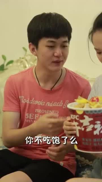 男子和女友吃瓜,男子与女友共享欢乐时光