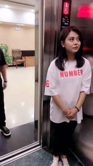 男子坐电梯吃瓜群众